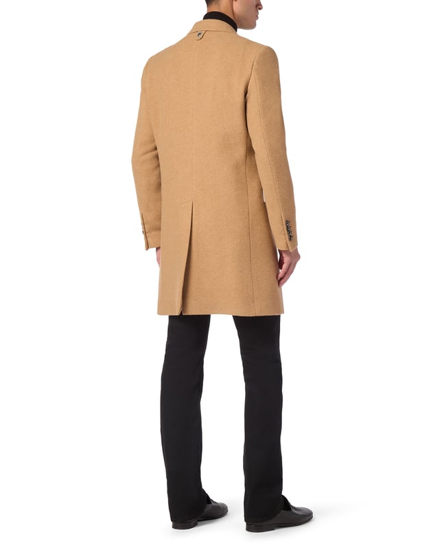 Billionaire consigue combinar elegancia y lujo. Deléitese con este abrigo de suave mezcla de cachemira con detalles realmente especiales. Descubra más.  Tejido de cachemira y lana  Detalles de alcántara  Solapas de pico  Monograma bordado en la parte izquierda del pecho  Insignia en tachuela cosida en el lazo para colgar en el canesú  Dos botones de cuerno con logotipo  Bolsillos con solapa  Abertura en la espalda  Forro interior