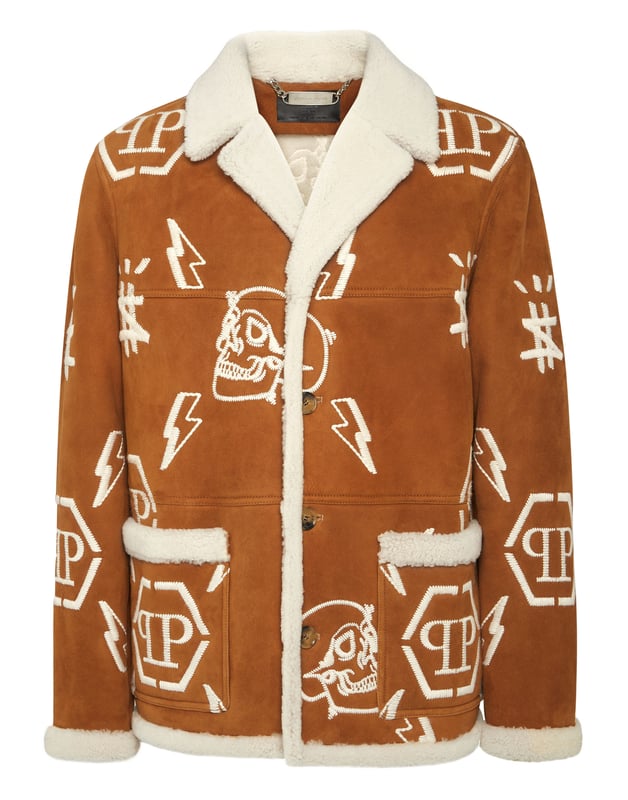 Mantel Monogram Entdecken Sie den Stil von Plein mit diesem Mantel aus Schafsleder. Sehen Sie sich die besonderen Details an. Schafsfell mit Pelzbesatz Reverskragen aus Shearling Durchgehend gestickte Markenelemente PP-Sechseck auf einem auf die Passe aufgenähten Saffianleder-Patch Hornknöpfe Zwei aufgesetzte Taschen Ungefüttert