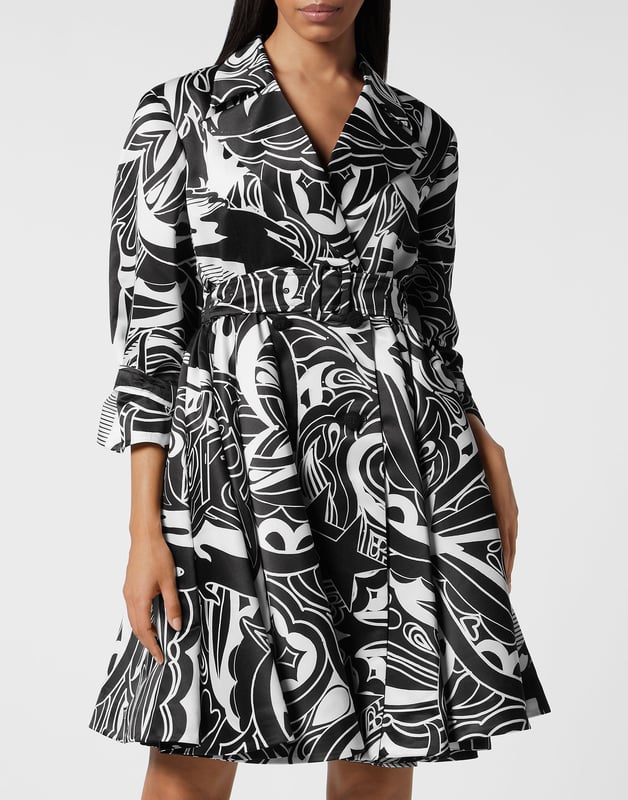 Eleganz und Einzigartigkeit: das ist das Muss dieser Saison. Wir empfehlen Ihnen diesen charakterstarken Trenchcoat aus Duchess-Satin. Sehen Sie die Details.   Duchess-Satin mit Tribal-Zirkusmuster    Zweireihig mit gefütterten Knöpfen   Schnallengürtel   Spitzes Revers   3/4-Ärmel   Schlitztaschen   Ausgestellter Schnitt für mehr Volumen und Bewegung   Innenfutter