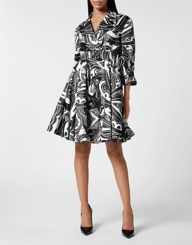 Eleganz und Einzigartigkeit: das ist das Muss dieser Saison. Wir empfehlen Ihnen diesen charakterstarken Trenchcoat aus Duchess-Satin. Sehen Sie die Details.   Duchess-Satin mit Tribal-Zirkusmuster    Zweireihig mit gefütterten Knöpfen   Schnallengürtel   Spitzes Revers   3/4-Ärmel   Schlitztaschen   Ausgestellter Schnitt für mehr Volumen und Bewegung   Innenfutter