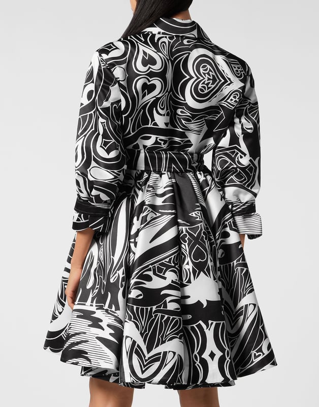 Eleganz und Einzigartigkeit: das ist das Muss dieser Saison. Wir empfehlen Ihnen diesen charakterstarken Trenchcoat aus Duchess-Satin. Sehen Sie die Details.   Duchess-Satin mit Tribal-Zirkusmuster    Zweireihig mit gefütterten Knöpfen   Schnallengürtel   Spitzes Revers   3/4-Ärmel   Schlitztaschen   Ausgestellter Schnitt für mehr Volumen und Bewegung   Innenfutter