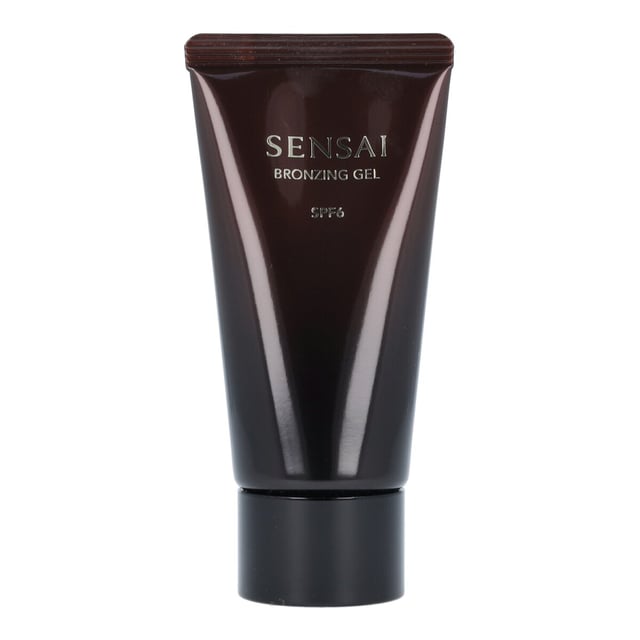 Este gel, que consiste en un 70% de agua, tiene una textura muy refrescante. Su función principal es hidratar y resguardar la piel, dejando en el rostro una sutil capa bronceada con un acabado suave. Se recomienda su aplicación utilizando el GEL BRUSH sobre el maquillaje. Se ofrece en tres diferentes tonalidades.
