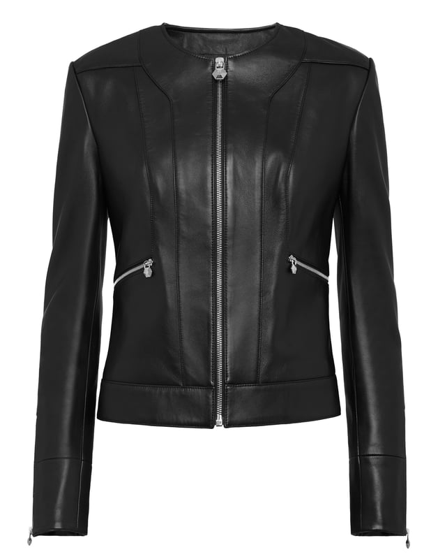 Verhoog uw garderobe met dit prachtige zwarte leren jack, een tijdloos item voor de moderne kenner.   Vervaardigd van eersteklas leer voor een luxueus gevoel   Slank silhouet geaccentueerd door stijlvolle ritsen op de mouwen   Veelzijdig ontwerp, perfect voor zowel casual als chique gelegenheden   Moeiteloos te combineren met jeans of een getailleerde broek voor een chique look   Een must-have stuk dat zelfvertrouwen en verfijning uitstraalt