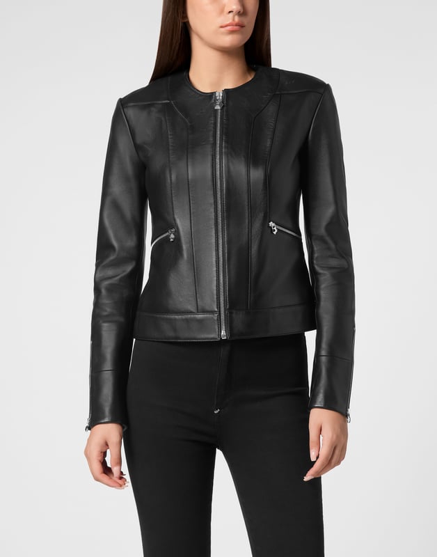 Verhoog uw garderobe met dit prachtige zwarte leren jack, een tijdloos item voor de moderne kenner.   Vervaardigd van eersteklas leer voor een luxueus gevoel   Slank silhouet geaccentueerd door stijlvolle ritsen op de mouwen   Veelzijdig ontwerp, perfect voor zowel casual als chique gelegenheden   Moeiteloos te combineren met jeans of een getailleerde broek voor een chique look   Een must-have stuk dat zelfvertrouwen en verfijning uitstraalt