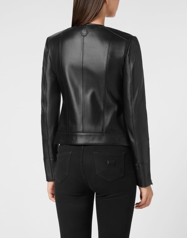 Verhoog uw garderobe met dit prachtige zwarte leren jack, een tijdloos item voor de moderne kenner.   Vervaardigd van eersteklas leer voor een luxueus gevoel   Slank silhouet geaccentueerd door stijlvolle ritsen op de mouwen   Veelzijdig ontwerp, perfect voor zowel casual als chique gelegenheden   Moeiteloos te combineren met jeans of een getailleerde broek voor een chique look   Een must-have stuk dat zelfvertrouwen en verfijning uitstraalt