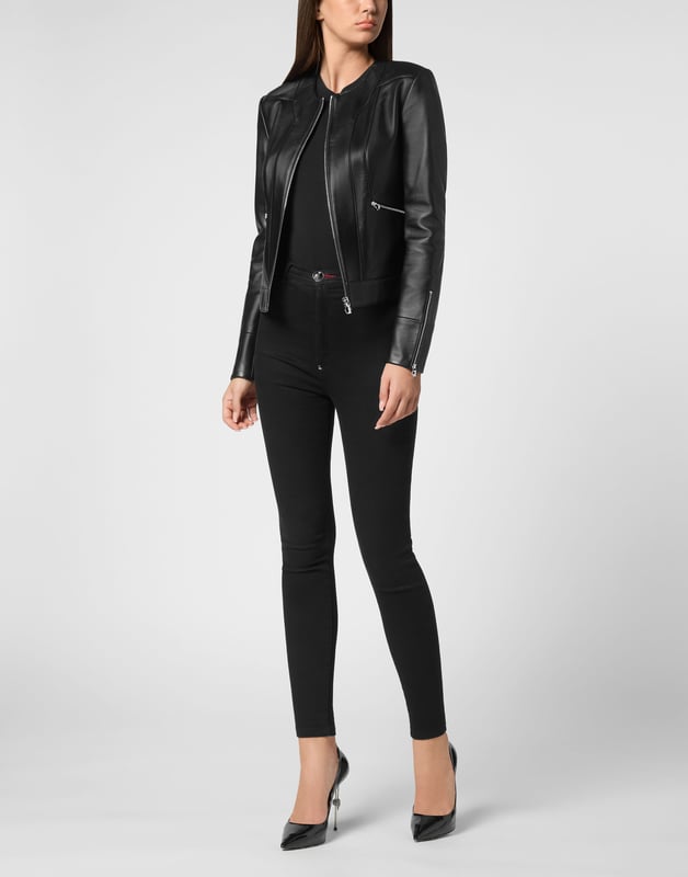 Verhoog uw garderobe met dit prachtige zwarte leren jack, een tijdloos item voor de moderne kenner.   Vervaardigd van eersteklas leer voor een luxueus gevoel   Slank silhouet geaccentueerd door stijlvolle ritsen op de mouwen   Veelzijdig ontwerp, perfect voor zowel casual als chique gelegenheden   Moeiteloos te combineren met jeans of een getailleerde broek voor een chique look   Een must-have stuk dat zelfvertrouwen en verfijning uitstraalt