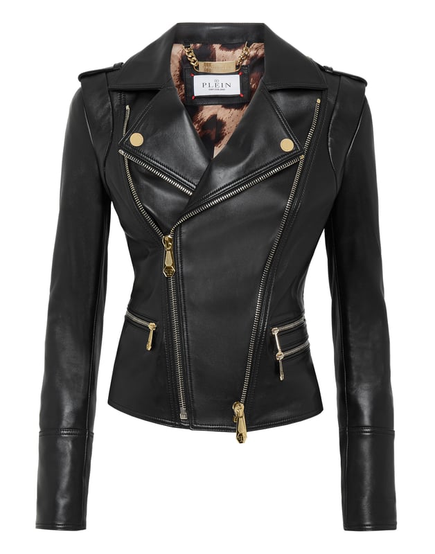 Geef je look een gothic-rock tintje met dit zachte bikerjack van nappa.   Nappa   Epauletten   Ritssluiting aan de voorzijde, manchetten en zakken   Metalen drukknopen met logo   Voering van gemêleerde stof   Figuurlijke pasvorm