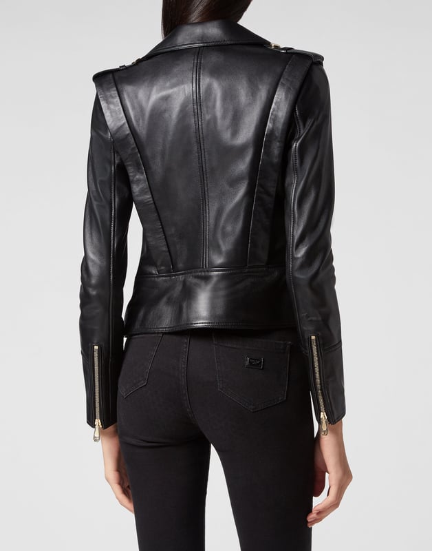 Geef je look een gothic-rock tintje met dit zachte bikerjack van nappa.   Nappa   Epauletten   Ritssluiting aan de voorzijde, manchetten en zakken   Metalen drukknopen met logo   Voering van gemêleerde stof   Figuurlijke pasvorm