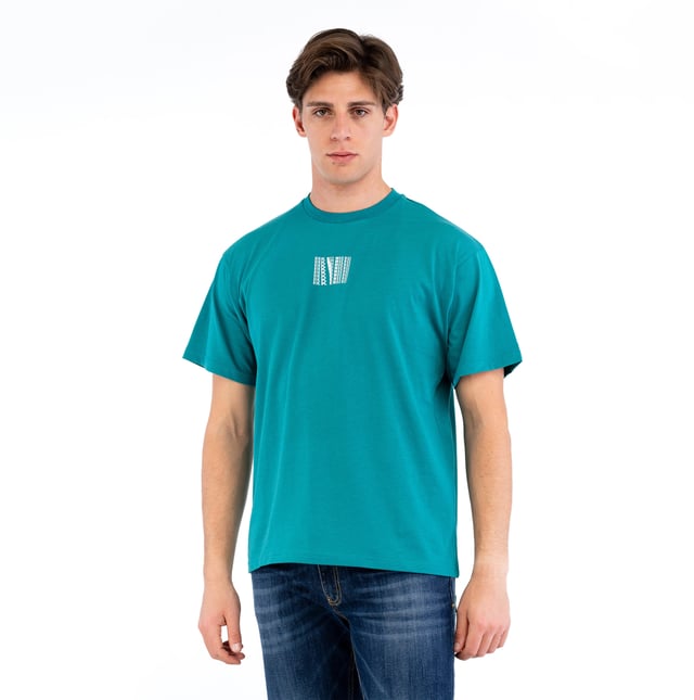 Entdecken Sie einen dynamischen und raffinierten Look mit den T-Shirts von BIKKEMBERGS: weich im Griff, mit vielseitigem Schnitt und unverwechselbarem Charakter.