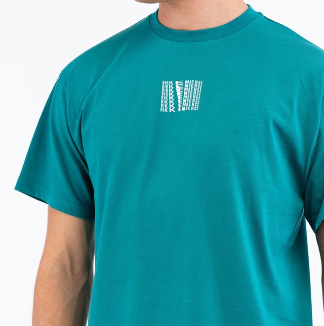 Entdecken Sie einen dynamischen und raffinierten Look mit den T-Shirts von BIKKEMBERGS: weich im Griff, mit vielseitigem Schnitt und unverwechselbarem Charakter.