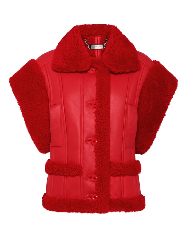 ¿Está buscando algo único? Le presentamos esta chaqueta sin mangas de piel de oveja. Descubra todo lo demás en los detalles.   Piel de oveja de colores   Forro de piel de oveja   Gothic Plein en metal está aplicado en el dobladillo inferior trasero   Botones a juego    Dos bolsillos con aberturas   Ajuste a la figura