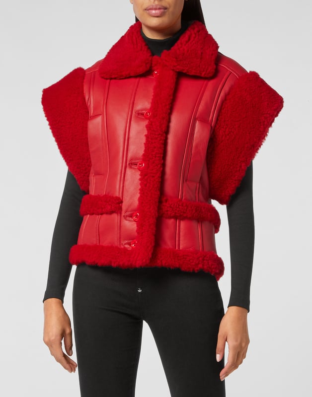 ¿Está buscando algo único? Le presentamos esta chaqueta sin mangas de piel de oveja. Descubra todo lo demás en los detalles.   Piel de oveja de colores   Forro de piel de oveja   Gothic Plein en metal está aplicado en el dobladillo inferior trasero   Botones a juego    Dos bolsillos con aberturas   Ajuste a la figura