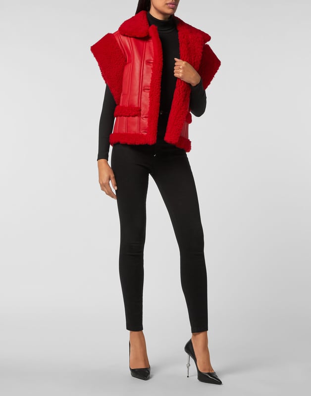 ¿Está buscando algo único? Le presentamos esta chaqueta sin mangas de piel de oveja. Descubra todo lo demás en los detalles.   Piel de oveja de colores   Forro de piel de oveja   Gothic Plein en metal está aplicado en el dobladillo inferior trasero   Botones a juego    Dos bolsillos con aberturas   Ajuste a la figura