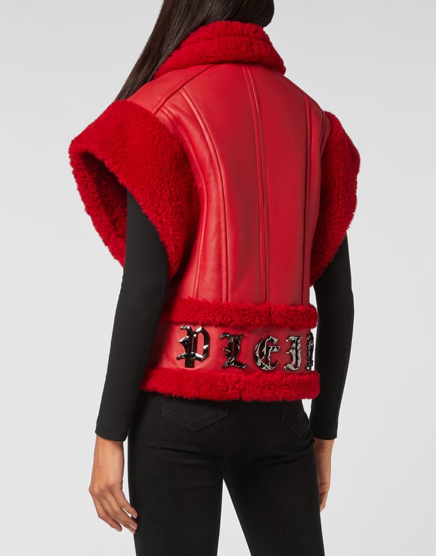 ¿Está buscando algo único? Le presentamos esta chaqueta sin mangas de piel de oveja. Descubra todo lo demás en los detalles.   Piel de oveja de colores   Forro de piel de oveja   Gothic Plein en metal está aplicado en el dobladillo inferior trasero   Botones a juego    Dos bolsillos con aberturas   Ajuste a la figura