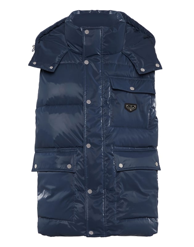 Eleva tus prendas de abrigo con este chaleco de nailon de alto brillo, confeccionado para ofrecer calidez y estilo. Ideal para llevar a capas, es una prenda versátil que complementa tanto looks informales como deportivos.    Exterior de nailon brillante para un look atrevido y contemporáneo.   Relleno de poliéster para un aislamiento ligero y comodidad.   Bolsillos frontales funcionales para mayor utilidad y estilo.   Cierre de botón a presión para una fácil superposición y un ajuste seguro.   Perfecto para el clima de transición, ofreciendo estilo con calidez práctica.