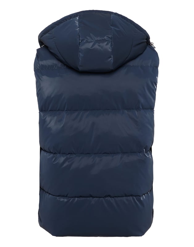 Eleva tus prendas de abrigo con este chaleco de nailon de alto brillo, confeccionado para ofrecer calidez y estilo. Ideal para llevar a capas, es una prenda versátil que complementa tanto looks informales como deportivos.    Exterior de nailon brillante para un look atrevido y contemporáneo.   Relleno de poliéster para un aislamiento ligero y comodidad.   Bolsillos frontales funcionales para mayor utilidad y estilo.   Cierre de botón a presión para una fácil superposición y un ajuste seguro.   Perfecto para el clima de transición, ofreciendo estilo con calidez práctica.