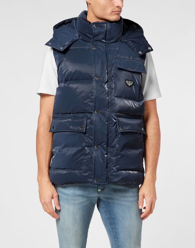 Eleva tus prendas de abrigo con este chaleco de nailon de alto brillo, confeccionado para ofrecer calidez y estilo. Ideal para llevar a capas, es una prenda versátil que complementa tanto looks informales como deportivos.    Exterior de nailon brillante para un look atrevido y contemporáneo.   Relleno de poliéster para un aislamiento ligero y comodidad.   Bolsillos frontales funcionales para mayor utilidad y estilo.   Cierre de botón a presión para una fácil superposición y un ajuste seguro.   Perfecto para el clima de transición, ofreciendo estilo con calidez práctica.