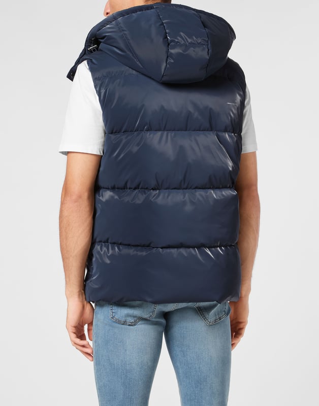 Eleva tus prendas de abrigo con este chaleco de nailon de alto brillo, confeccionado para ofrecer calidez y estilo. Ideal para llevar a capas, es una prenda versátil que complementa tanto looks informales como deportivos.    Exterior de nailon brillante para un look atrevido y contemporáneo.   Relleno de poliéster para un aislamiento ligero y comodidad.   Bolsillos frontales funcionales para mayor utilidad y estilo.   Cierre de botón a presión para una fácil superposición y un ajuste seguro.   Perfecto para el clima de transición, ofreciendo estilo con calidez práctica.