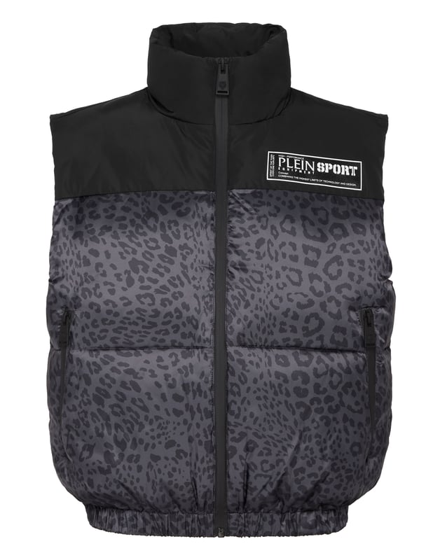 Check out this padded and insulating cropped vest suited for before and after your training sessions. Warm, light and optimal protection.   Glossy, padded and quilted nylon    Logoed, rubberized patch sewn at left chest   Matt nylon insert   Zip fastener    Slit pockets with zip   Inner lining   Down insulation