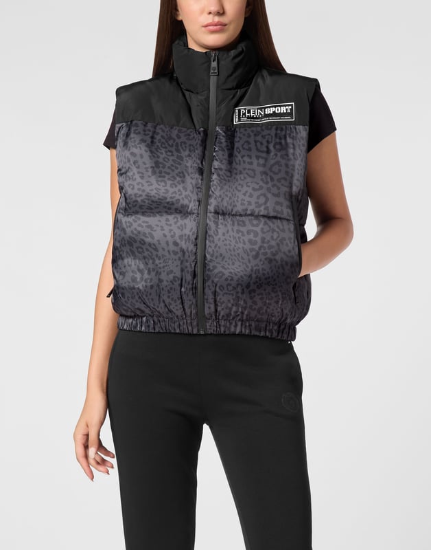Check out this padded and insulating cropped vest suited for before and after your training sessions. Warm, light and optimal protection.   Glossy, padded and quilted nylon    Logoed, rubberized patch sewn at left chest   Matt nylon insert   Zip fastener    Slit pockets with zip   Inner lining   Down insulation