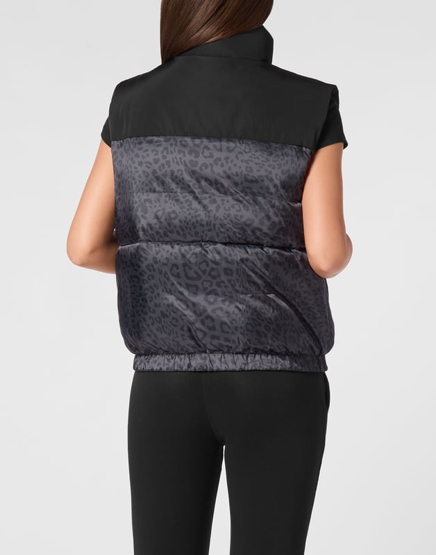 Check out this padded and insulating cropped vest suited for before and after your training sessions. Warm, light and optimal protection.   Glossy, padded and quilted nylon    Logoed, rubberized patch sewn at left chest   Matt nylon insert   Zip fastener    Slit pockets with zip   Inner lining   Down insulation