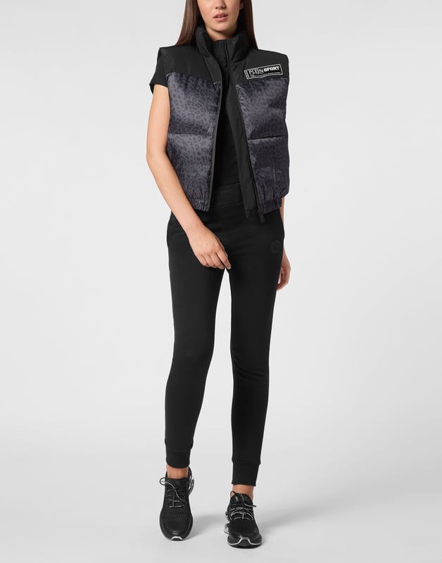 Check out this padded and insulating cropped vest suited for before and after your training sessions. Warm, light and optimal protection.   Glossy, padded and quilted nylon    Logoed, rubberized patch sewn at left chest   Matt nylon insert   Zip fastener    Slit pockets with zip   Inner lining   Down insulation