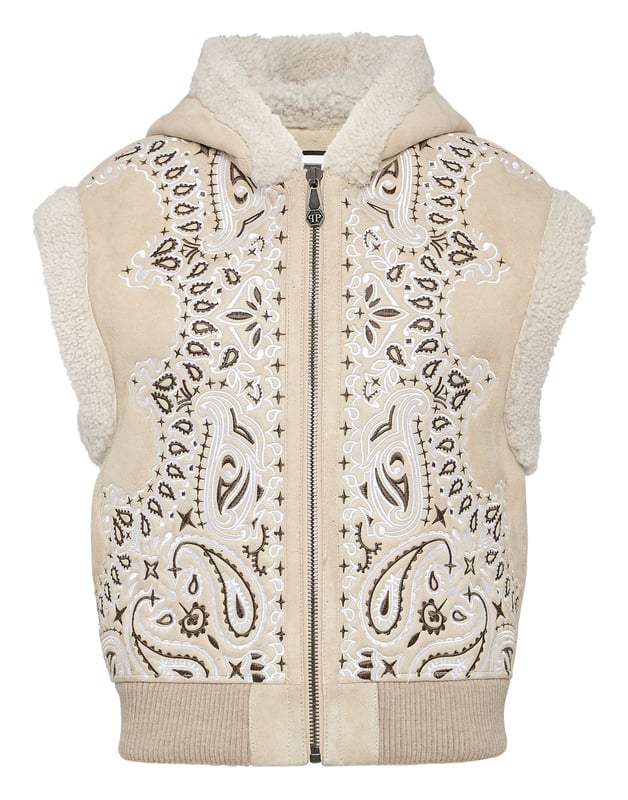 Descubre el estilo de Plein con esta chaqueta sin mangas con capucha de borreguillo. Echa un vistazo a sus distintivos detalles Paisley Bandanna.   Piel de oveja bordada con estampado Paisley estilo Bandana.   La icónica calavera bordada en la espalda   Cierre de cremallera   Dos bolsillos con aberturas   Acabado con ribete de piel   Dobladillo inferior de punto elástico