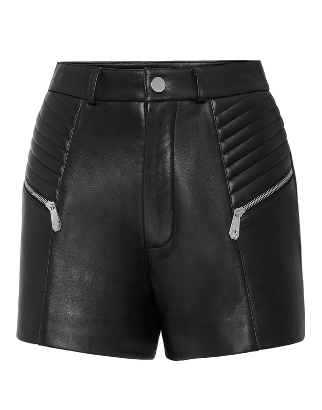 Atrévase a ser vanguardista con estos hot pants de napa suave.   Napa con detalles acolchados   Dos bolsillos con cremallera y uno con abertura en la parte trasera   Botón de presión
