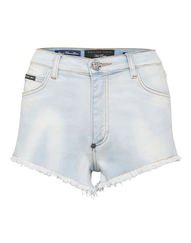 Si quiere ser original, le recomendamos estos hot pants de denim lavado a la piedra con 5 bolsillos y desgaste localizado. Descubra más.   Denim usado lavado a la piedra   PP Hexagon en un parche de cuero saffian cosido en el bolsillo trasero derecho  Botón joya de metal único   Dobladillos inferiores deshilachados y sin rematar