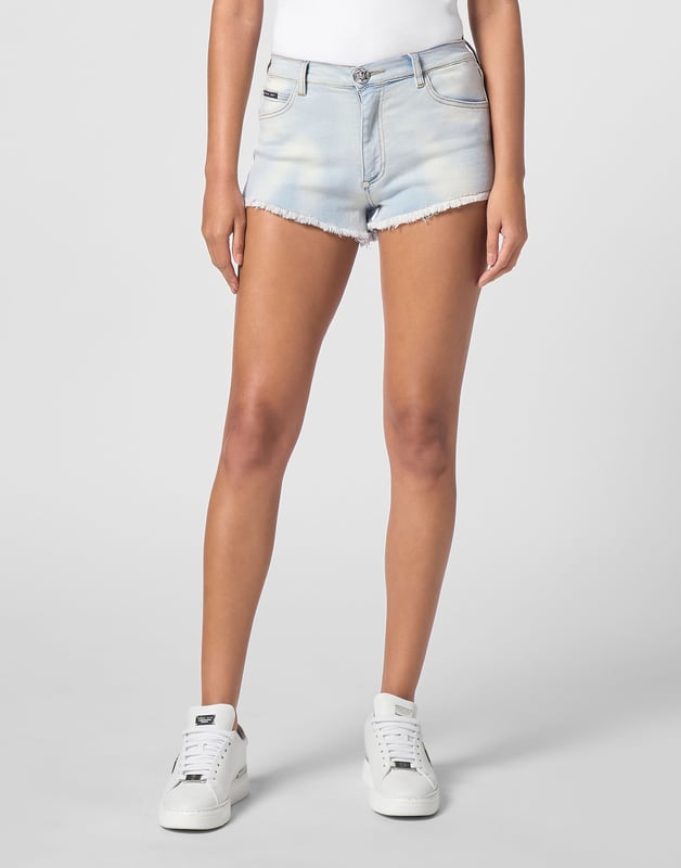 Si quiere ser original, le recomendamos estos hot pants de denim lavado a la piedra con 5 bolsillos y desgaste localizado. Descubra más.   Denim usado lavado a la piedra   PP Hexagon en un parche de cuero saffian cosido en el bolsillo trasero derecho  Botón joya de metal único   Dobladillos inferiores deshilachados y sin rematar