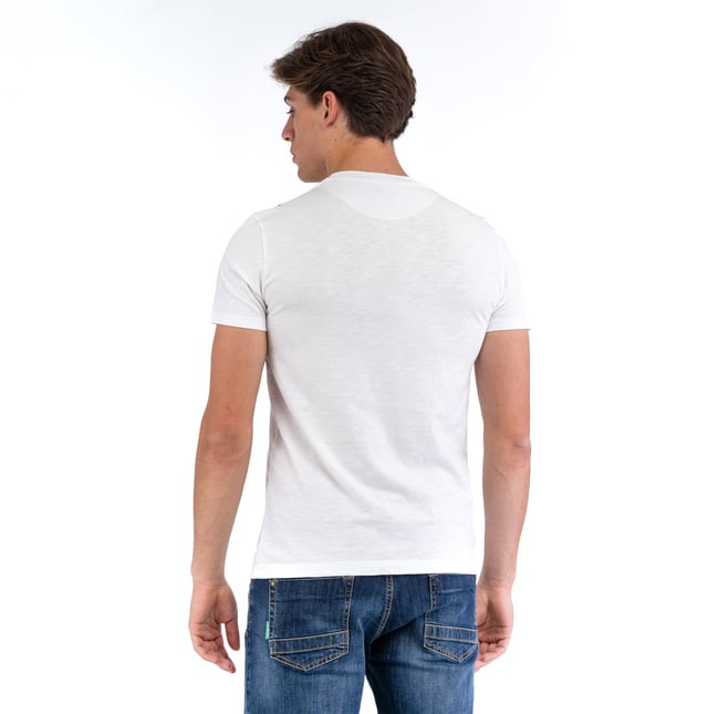 Entdecken Sie einen dynamischen und raffinierten Look mit den T-Shirts von BIKKEMBERGS: weich im Griff, mit vielseitigem Schnitt und unverwechselbarem Charakter.