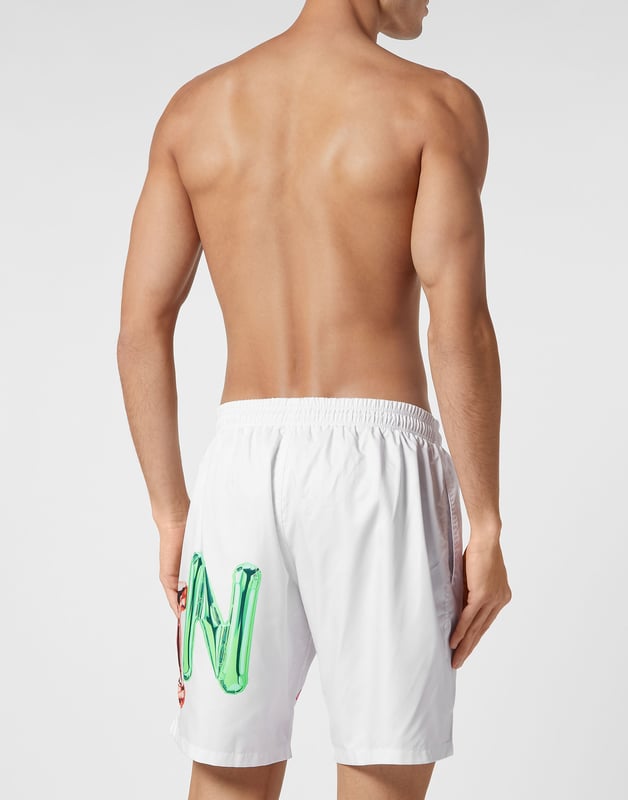 Personalice también su look de tiempo libre. Le proponemos estos boxers de natación con letras impresas en 3D.    Nylon con estampado de la marca en 3D    Cintura elástica con cordón de ajuste    Parche de goma con hexágono de PP cosido en la pierna izquierda    Dos bolsillos con aberturas    Forro interior de malla