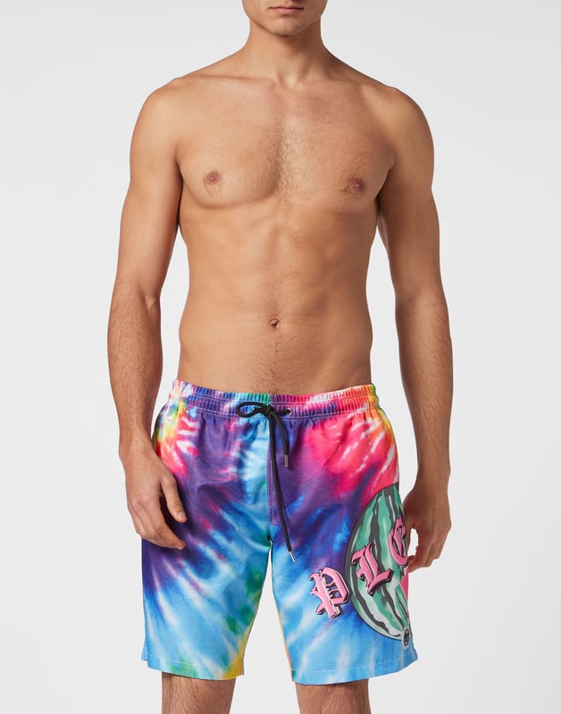 Pas ook je vrije tijd look aan. Wij stellen deze zwemboxers met tie-dye print voor.   Tie-dye nylon met het merk en een watermeloenprint op het linkerbeen   Elastische tailleband met trekkoord   Rubberen patch met PP Hexagon opgenaaid op het linkerbeen   Twee steekzakken   Mesh binnenvoering