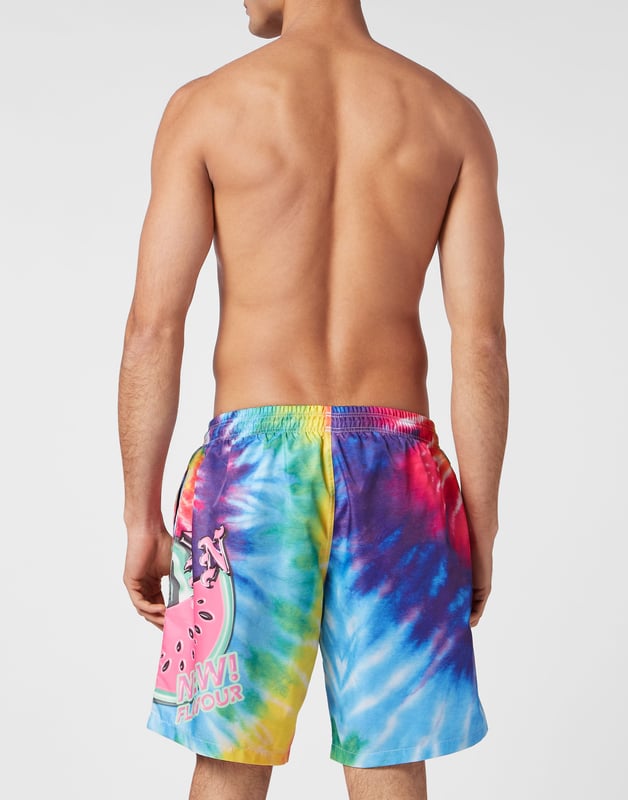 Pas ook je vrije tijd look aan. Wij stellen deze zwemboxers met tie-dye print voor.   Tie-dye nylon met het merk en een watermeloenprint op het linkerbeen   Elastische tailleband met trekkoord   Rubberen patch met PP Hexagon opgenaaid op het linkerbeen   Twee steekzakken   Mesh binnenvoering