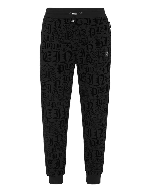 Entdecken Sie die Originalität dieser Jogginghose mit Jacquard-Muster.   Baumwollmischgewebe mit allover beflocktem Muster   Aufnäher mit Logo   Schlitztaschen   Gerippter Bund mit Stopp-Kordelzug   Rippstrickbündchen