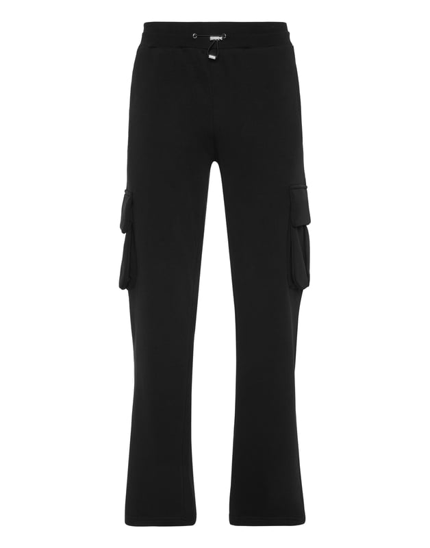Entdecken Sie die Originalität dieser Jogginghose aus Baumwollfleece, die mit einzigartigen Details verziert ist.   Baumwollfleece-Mischung   Aufnäher mit Logo   Zwei Zwickeltaschen mit Patten   Schlitztaschen   Gerippter Bund mit Stopp-Kordelzug