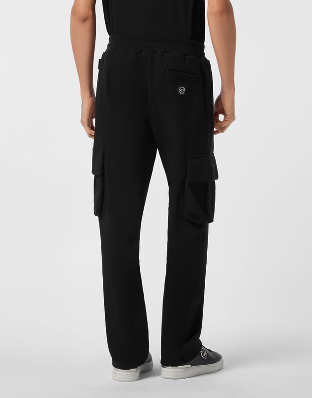 Entdecken Sie die Originalität dieser Jogginghose aus Baumwollfleece, die mit einzigartigen Details verziert ist.   Baumwollfleece-Mischung   Aufnäher mit Logo   Zwei Zwickeltaschen mit Patten   Schlitztaschen   Gerippter Bund mit Stopp-Kordelzug