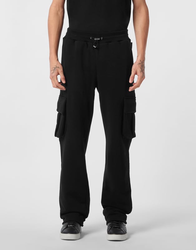 Entdecken Sie die Originalität dieser Jogginghose aus Baumwollfleece, die mit einzigartigen Details verziert ist.   Baumwollfleece-Mischung   Aufnäher mit Logo   Zwei Zwickeltaschen mit Patten   Schlitztaschen   Gerippter Bund mit Stopp-Kordelzug
