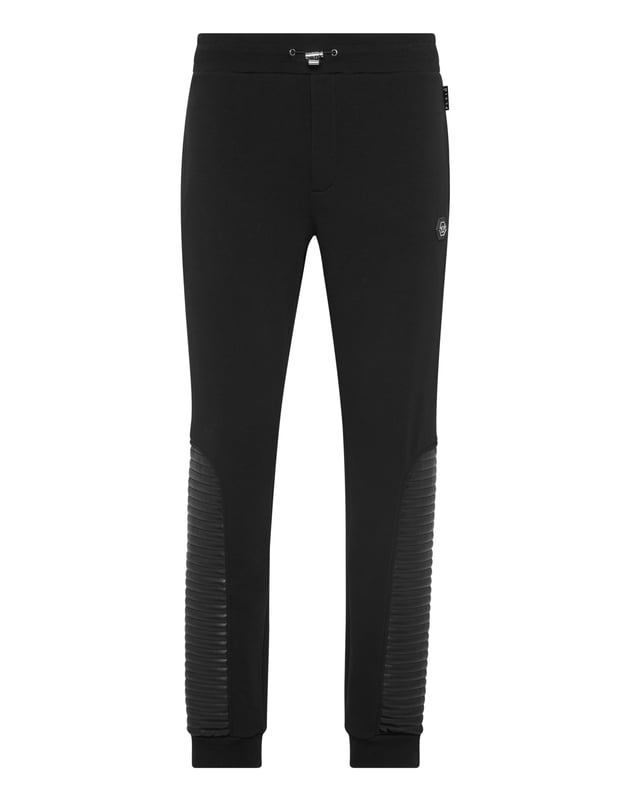 Entdecken Sie die Einzigartigkeit dieser Jogginghose aus Baumwollfleece mit speziellen Nähten.   Baumwollmischung aus Fleece   Gesteppte Kunstlederelemente   Aufnäher mit Logo   Zwei Eingrifftaschen   Gerippter Bund mit Stopp-Kordelzug   Rippstrickbündchen unten