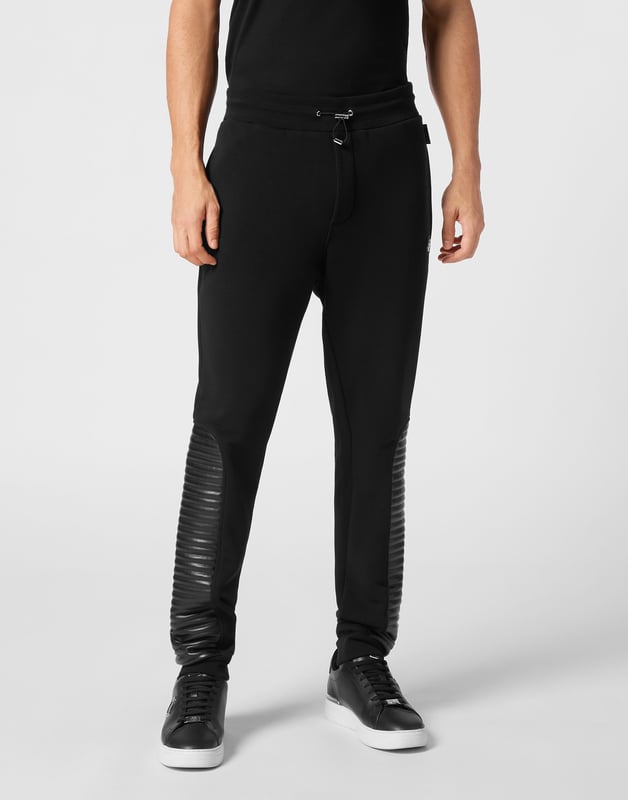 Entdecken Sie die Einzigartigkeit dieser Jogginghose aus Baumwollfleece mit speziellen Nähten.   Baumwollmischung aus Fleece   Gesteppte Kunstlederelemente   Aufnäher mit Logo   Zwei Eingrifftaschen   Gerippter Bund mit Stopp-Kordelzug   Rippstrickbündchen unten