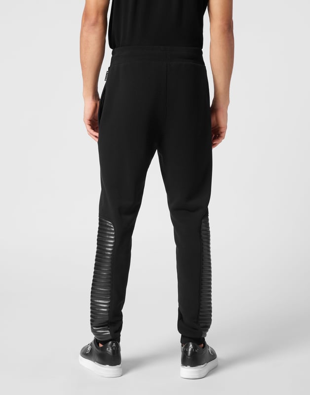 Entdecken Sie die Einzigartigkeit dieser Jogginghose aus Baumwollfleece mit speziellen Nähten.   Baumwollmischung aus Fleece   Gesteppte Kunstlederelemente   Aufnäher mit Logo   Zwei Eingrifftaschen   Gerippter Bund mit Stopp-Kordelzug   Rippstrickbündchen unten