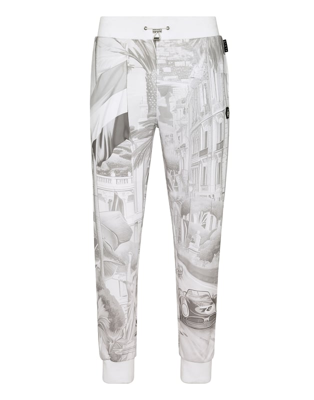 Descubra la originalidad de estos pantalones de chándal de forro polar de mezcla de algodón decorados con detalles únicos.   Forro polar de mezcla de algodón suave estampado por toda la prenda.   Bordado en la parte trasera   Parche con logotipo   Bolsillos con aberturas   Cintura de canalé con cordón de ajuste de tope   Puños de punto elástico