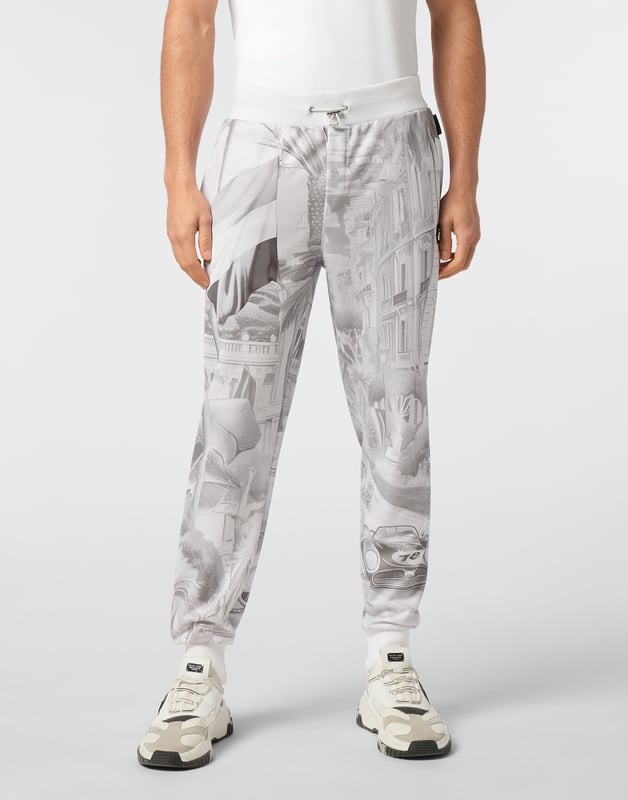 Descubra la originalidad de estos pantalones de chándal de forro polar de mezcla de algodón decorados con detalles únicos.   Forro polar de mezcla de algodón suave estampado por toda la prenda.   Bordado en la parte trasera   Parche con logotipo   Bolsillos con aberturas   Cintura de canalé con cordón de ajuste de tope   Puños de punto elástico