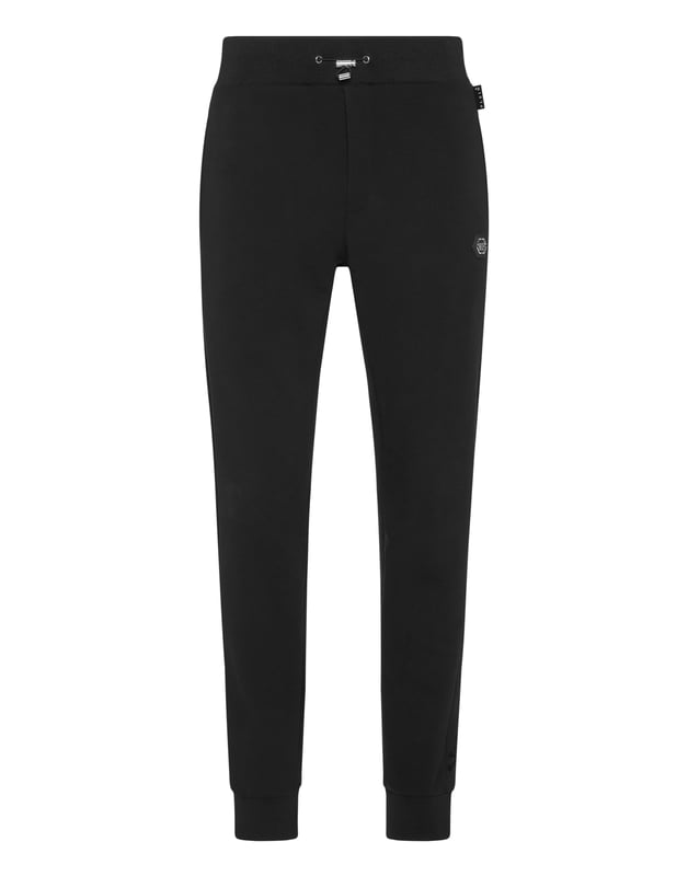 Entdecken Sie die Originalität dieser Jogginghose aus Baumwollfleece, die mit einzigartigen Details verziert ist.   Baumwollfleece-Mischung   Stoffeinsätze mit Kristallapplikationen   Aufnäher mit Logo   Schlitztaschen   Gerippter Bund mit Stopp-Kordelzug   Rippstrickbündchen