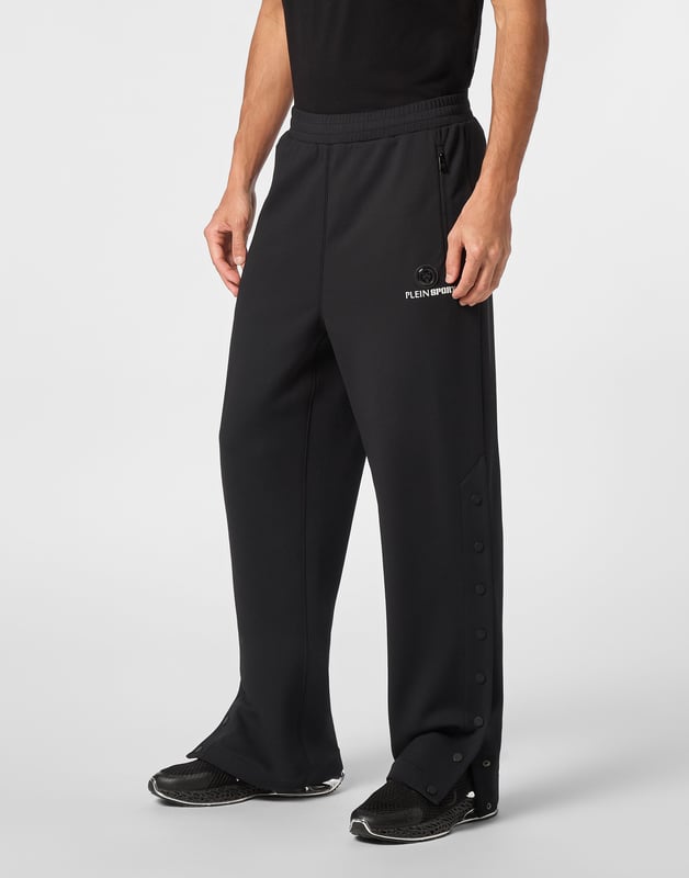 Estos pantalones de entrenamiento son el complemento perfecto para alcanzar tus objetivos. Comodidad y rendimiento se suman al estilo de Plein Sport.   Tejido técnico polar   Detalles Framis   Cintura ealstica   Estampado de letras en la pierna izquierda   Dos bolsillos con aberturas   Perneras con abertura lateral y botones a presión   Corte holgado para mayor comodidad   Costura a dos agujas