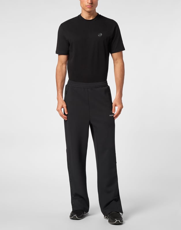 Estos pantalones de entrenamiento son el complemento perfecto para alcanzar tus objetivos. Comodidad y rendimiento se suman al estilo de Plein Sport.   Tejido técnico polar   Detalles Framis   Cintura ealstica   Estampado de letras en la pierna izquierda   Dos bolsillos con aberturas   Perneras con abertura lateral y botones a presión   Corte holgado para mayor comodidad   Costura a dos agujas