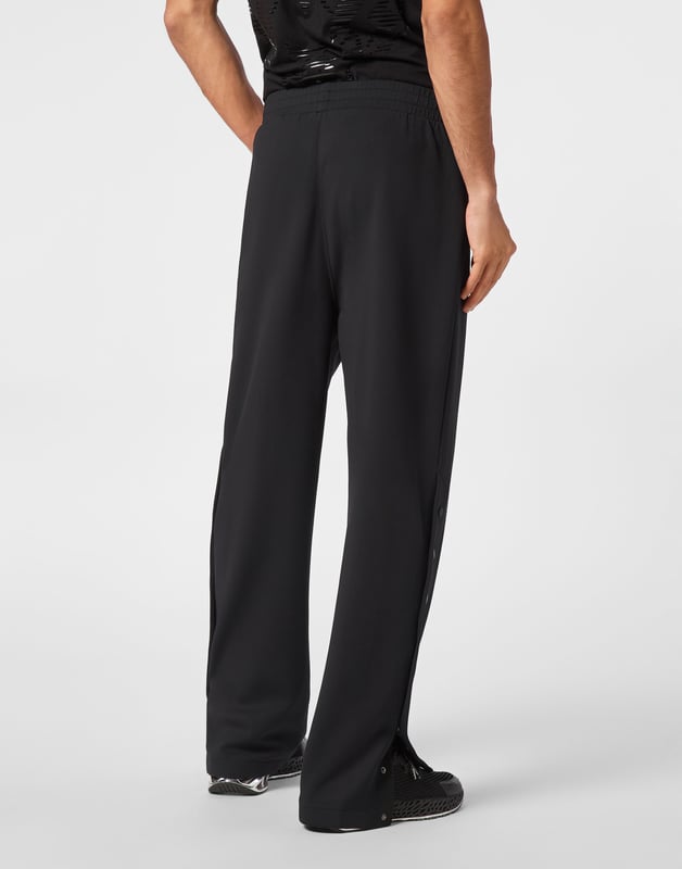 Estos pantalones de entrenamiento son el complemento perfecto para alcanzar tus objetivos. Comodidad y rendimiento se suman al estilo de Plein Sport.   Tejido técnico polar   Detalles Framis   Cintura ealstica   Estampado de letras en la pierna izquierda   Dos bolsillos con aberturas   Perneras con abertura lateral y botones a presión   Corte holgado para mayor comodidad   Costura a dos agujas