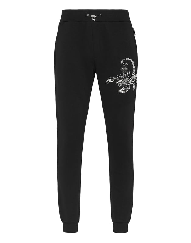 Si lo suyo son los conjuntos deportivos con un toque de personalidad, eche un vistazo a estos joggers de forro polar en mezcla de algodón.   Forro polar de poliéster y algodón.   Lámina de escorpión impresa en la pernera izquierda   Hexágono PP en una insignia de cuero saffiano cosida en el lado izquierdo   Bolsillos con aberturas   Cintura de punto elástico con cordón de ajuste   Puños inferiores de punto elástico