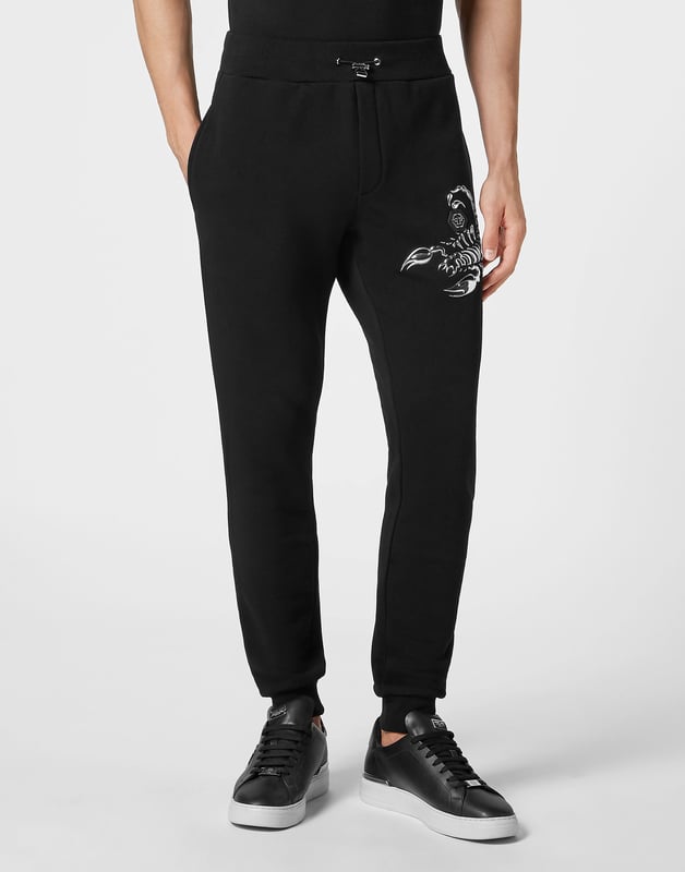 Si lo suyo son los conjuntos deportivos con un toque de personalidad, eche un vistazo a estos joggers de forro polar en mezcla de algodón.   Forro polar de poliéster y algodón.   Lámina de escorpión impresa en la pernera izquierda   Hexágono PP en una insignia de cuero saffiano cosida en el lado izquierdo   Bolsillos con aberturas   Cintura de punto elástico con cordón de ajuste   Puños inferiores de punto elástico