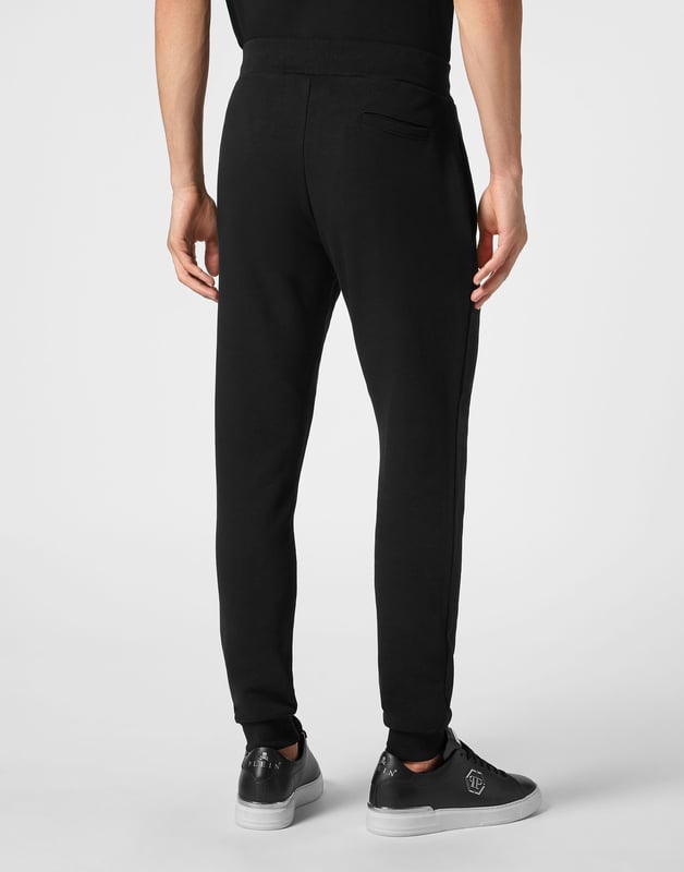 Si lo suyo son los conjuntos deportivos con un toque de personalidad, eche un vistazo a estos joggers de forro polar en mezcla de algodón.   Forro polar de poliéster y algodón.   Lámina de escorpión impresa en la pernera izquierda   Hexágono PP en una insignia de cuero saffiano cosida en el lado izquierdo   Bolsillos con aberturas   Cintura de punto elástico con cordón de ajuste   Puños inferiores de punto elástico